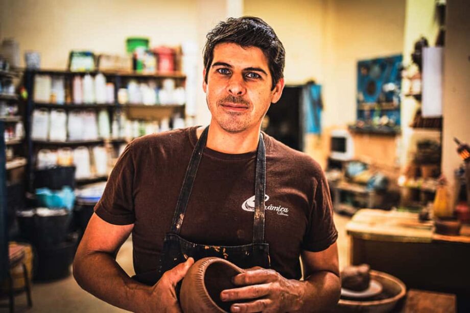 Enrique Vela, artesano en el oficio de la cerámica